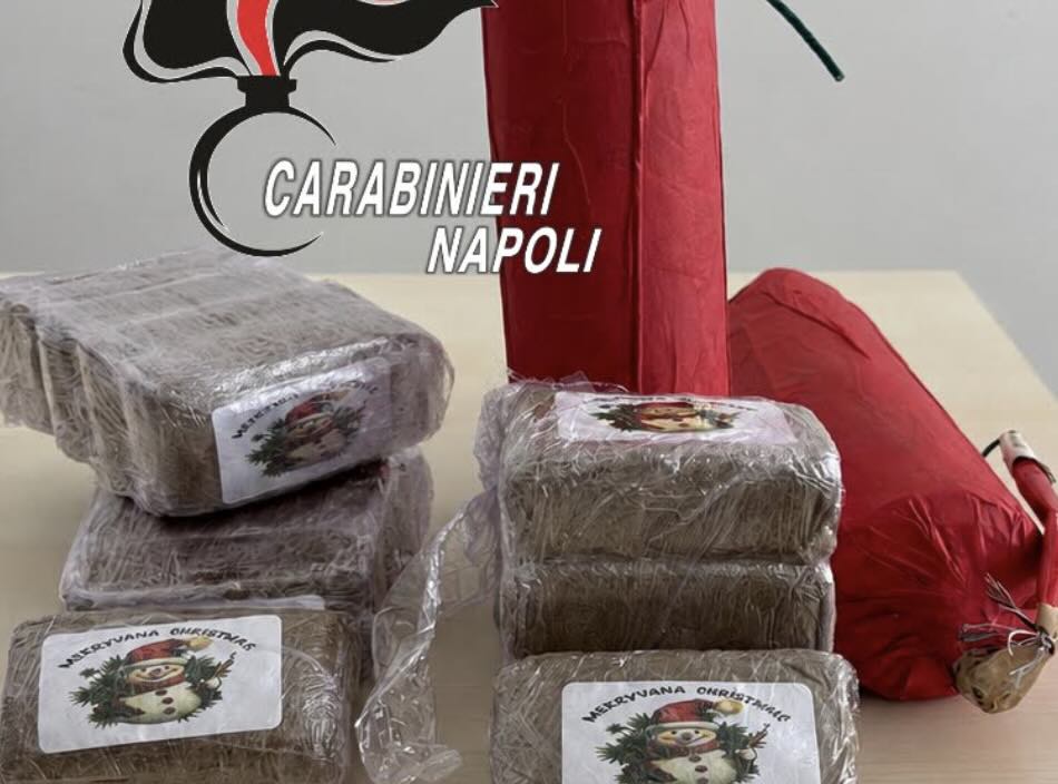 Pozzuoli, scoperto arsenale della criminalità in un ascensore: sequestrati droga ed esplosivi