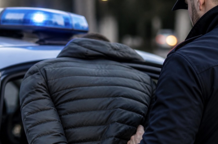 Da Napoli a Benevento per rapinare la farmacia, due arresti