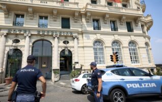 Napoli, spari per rapinare turista all’Hotel Excelsior: arrestato il 33enne evaso dai domiciliari