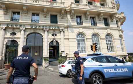 Napoli, spari per rapinare turista all’Hotel Excelsior: arrestato il 33enne evaso dai domiciliari