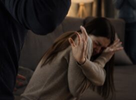 San Nicola la Strada, minaccia di morte e picchia la moglie davanti ai figli: arrestato 42enne