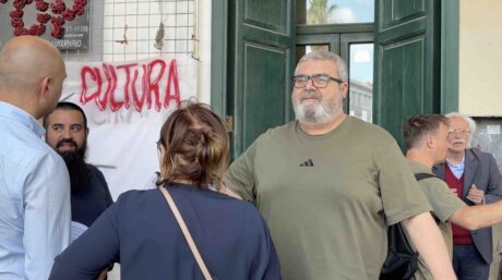 Raid a Casa Caianiello, sit-in davanti al Comune di Aversa: “Subito riapertura e la cogestione del bene”