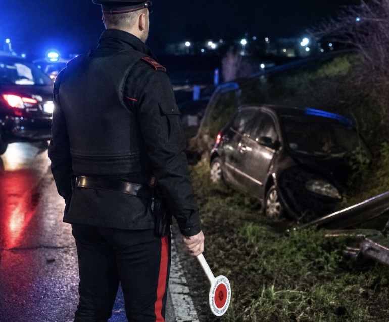 Entra in casa e tenta di strangolare una donna nel salernitano, bloccato dopo inseguimento