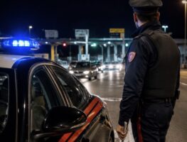 Truffa del falso finanziere, rubati 15mila euro a un 62enne: in due bloccati nel casertano