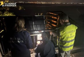 Festa abusiva sulla costa stabiese: dj set e centinaia di ragazzi, scatta il sequestro del noto lido