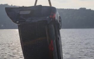Pozzuoli. Auto finisce nel Lago d’Averno, donna si tuffa per salvare il gattino intrappolato