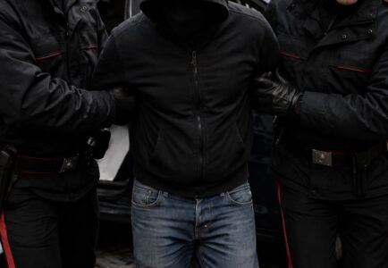 Arrestato a Napoli il latitante Gennaro Balsamo: era affiliato al clan Di Lauro e ricercato da oltre tre anni