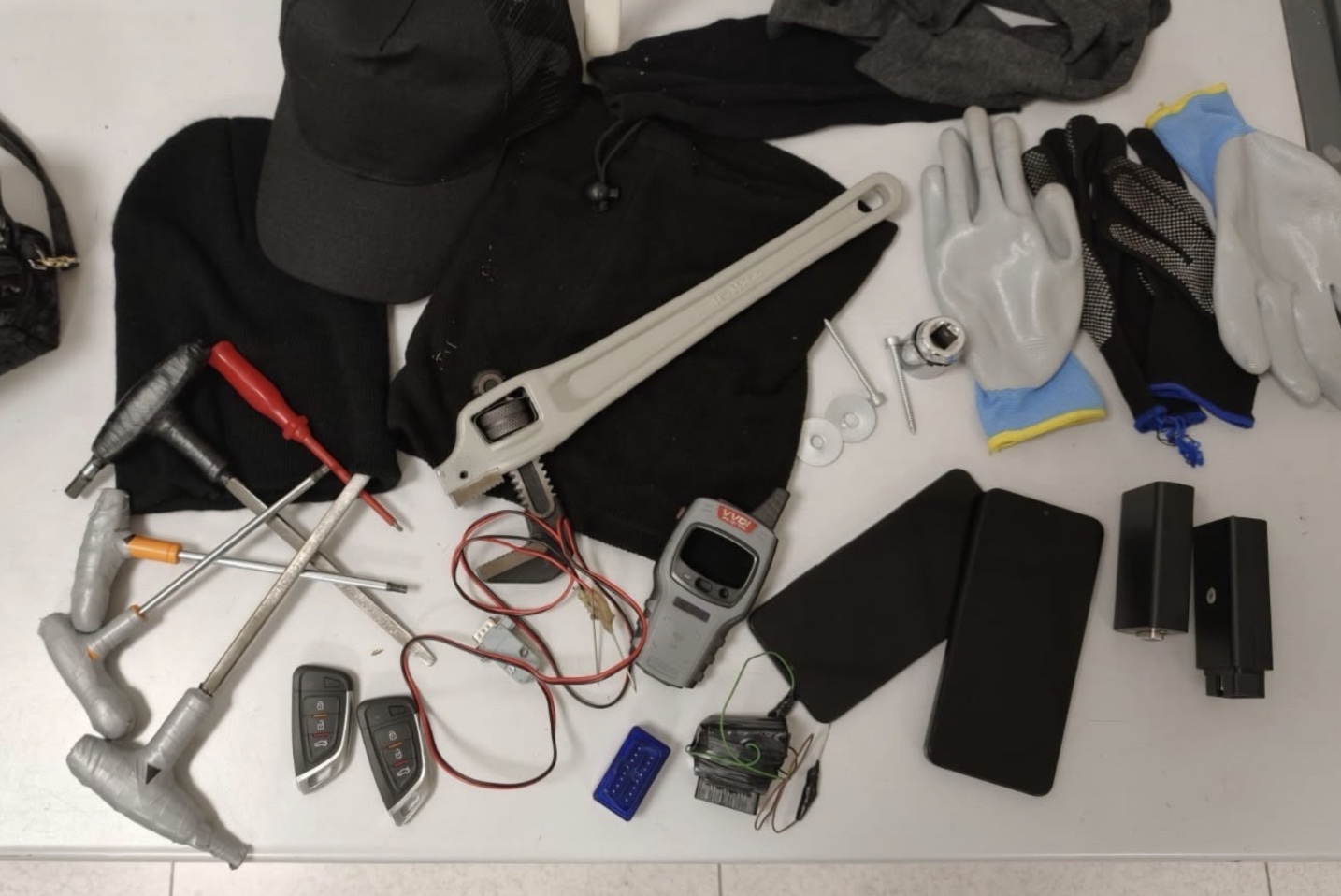 Aversa, non si ferma all'alt e fugge: arrestato, nell'auto il kit per rubare vetture