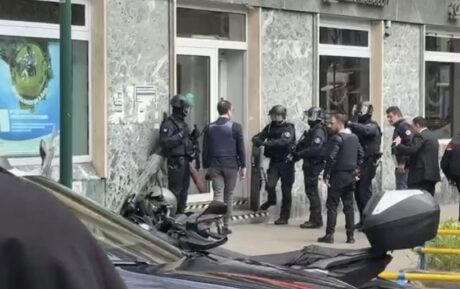 Scavavano tunnel per assaltare banche: 12 arresti, l'elicottero della Polizia in azione su Giugliano dall'alba