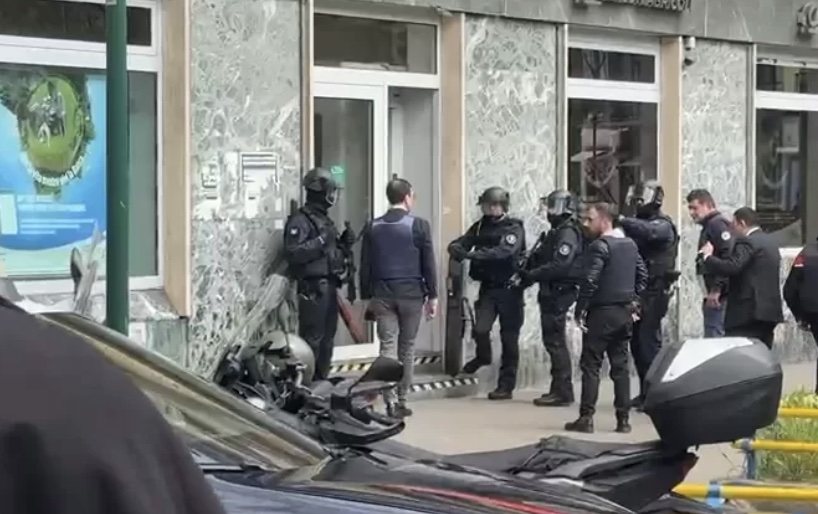 Scavavano tunnel per assaltare banche: 12 arresti, l'elicottero della Polizia in azione su Giugliano dall'alba