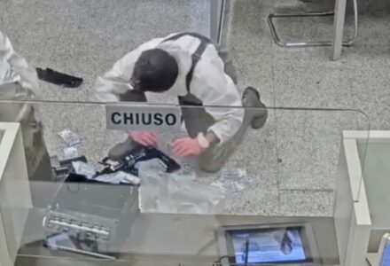 Banda del buco, le riunioni nei bar di Giugliano e i tunnel sotto le banche: così agiva l'organizzazione