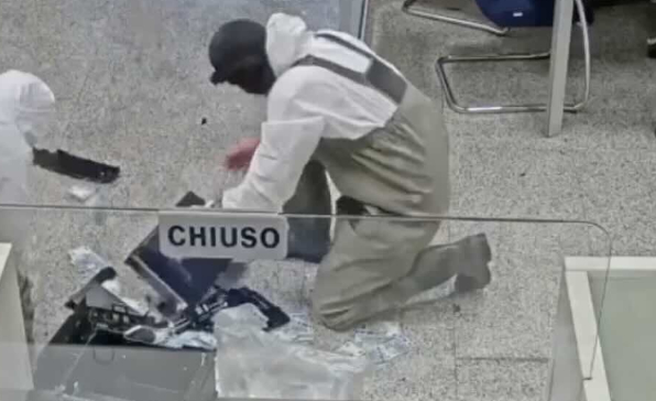 Giugliano, banda del buco: gli indagati fanno scena muta davanti al giudice