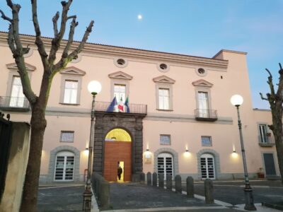 casalnuovo richieste dimissioni consigliera comunale moglie commerciante pedofilo