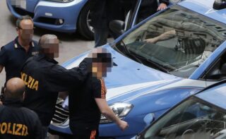 Commerciante di auto di lusso sequestrato e rapinato nel casertano, 11 arresti