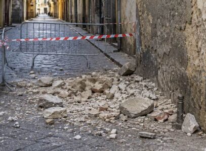 Tragedia sfiorata a Napoli, crollano calcinacci nel centro storico: strada chiusa a Vico Quercia