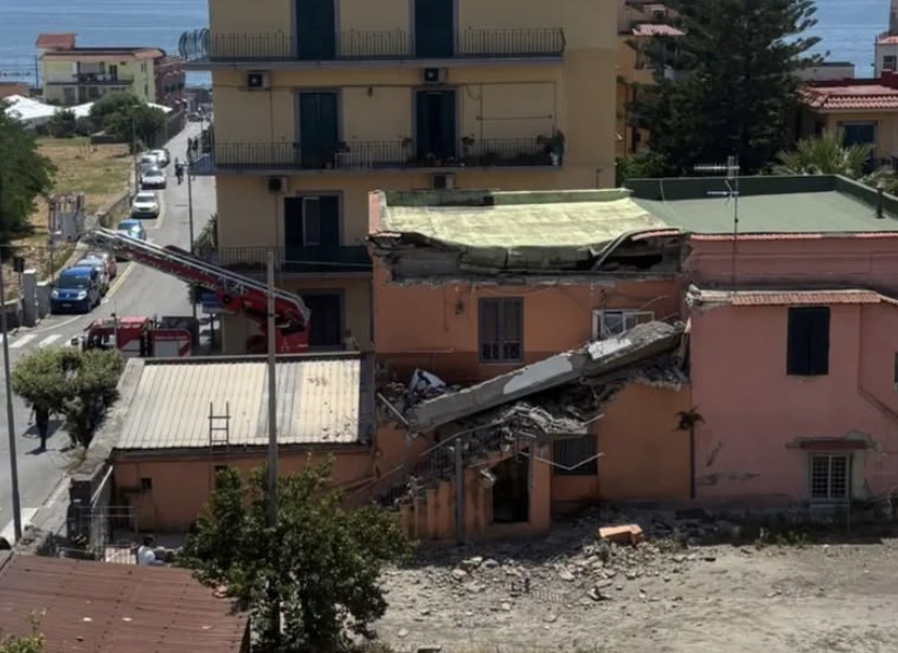 Paura a Ercolano, crolla una palazzina: salvi per miracolo madre e figlio