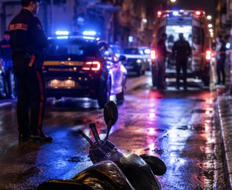 Ercolano, 17enne speronato mentre è in scooter: si rifugia in una paninoteca ma viene raggiunto e accoltellato