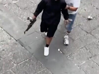 Sparatoria a Montesanto, spuntano i video: uomo con una mitraglietta tra la folla
