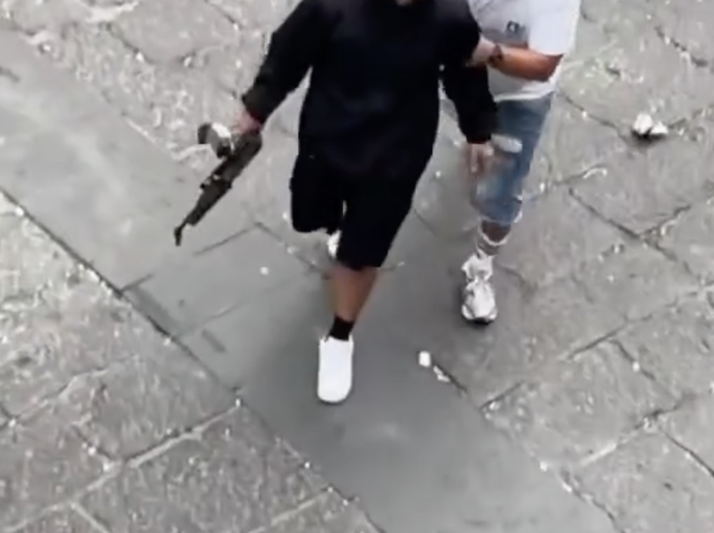 Sparatoria a Montesanto, spuntano i video: uomo con una mitraglietta tra la folla