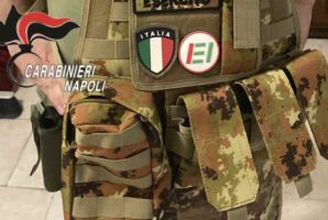 Napoli, finto militare semina panico tra la folla: in casa aveva lanciagranate, fucili e pistole