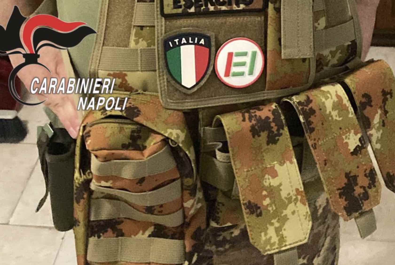 Napoli, finto militare semina panico tra la folla: in casa aveva lanciagranate, fucili e pistole