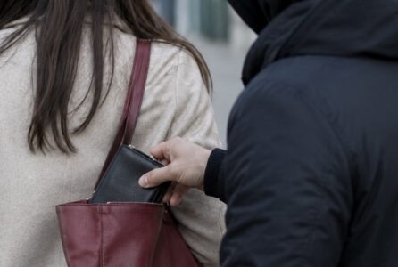 Napoli, ruba portafoglio a una donna in strada: arrestato 23enne ricercato dalla Polizia