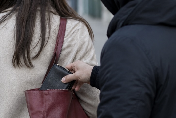 Napoli, ruba portafoglio a una donna in strada: arrestato 23enne ricercato dalla Polizia