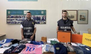 Napoli. Ricambi auto e oltre 385mila capi falsi: maxi sequestro di merce contraffatta, sei denunciati