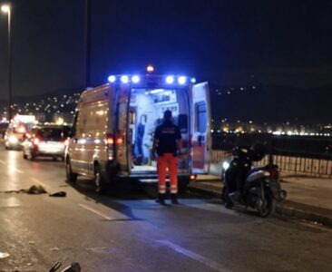Tragedia a Napoli, fugge dai carabinieri contromano sul Lungomare: travolge e uccide un 60enne