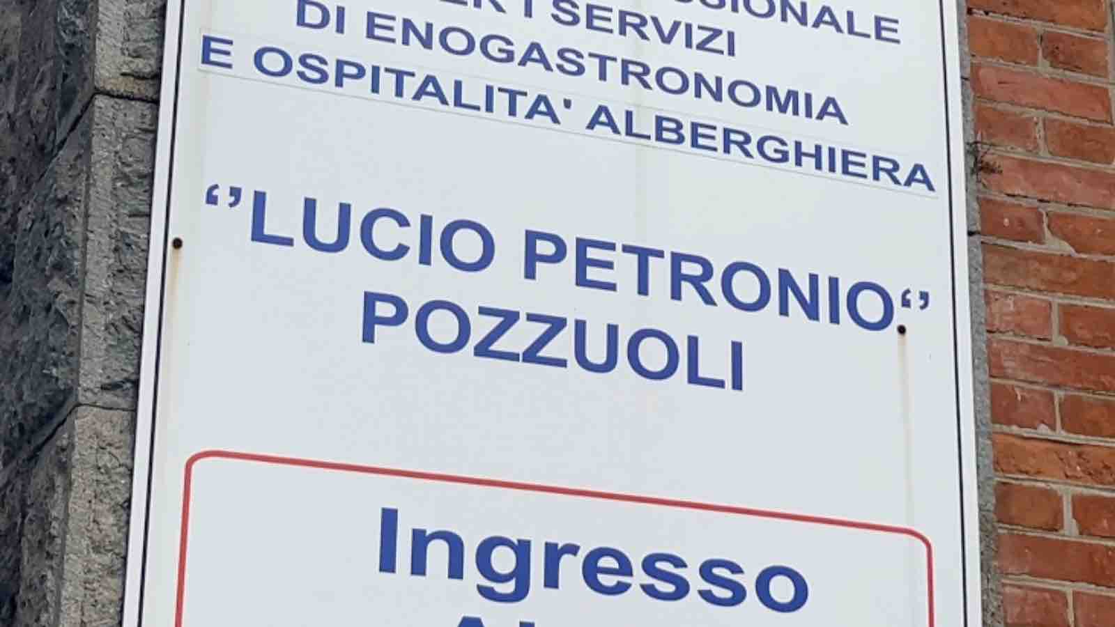 Pozzuoli, Petronio ancora chiuso. Monaco: "Non abbiamo bisogno di un'altra scuola, la nostra è questa"