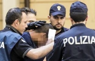 Napoli, spara alla compagna di 23 anni dopo una lite: arrestato per tentato femminicidio