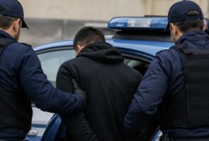 Portici. Perseguita e aggredisce l’ex compagna, poi si presenta dove lavora: arrestato dalla Polizia