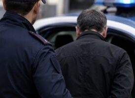 Torre del Greco. Pretende denaro dalla moglie e la prende a pugni in faccia: arrestato 46enne