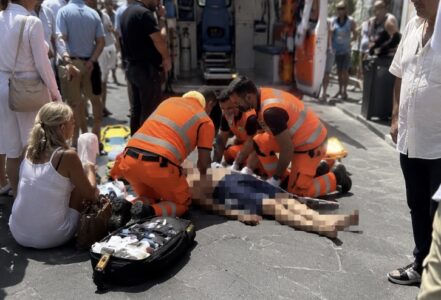 Tragedia a Positano, muore in strada sotto gli occhi della moglie: inutili i soccorsi