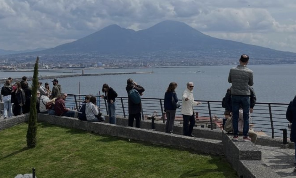 Napoli, precipita dal Monte Echia mentre scatta selfie: 20enne ricoverato in prognosi riservata