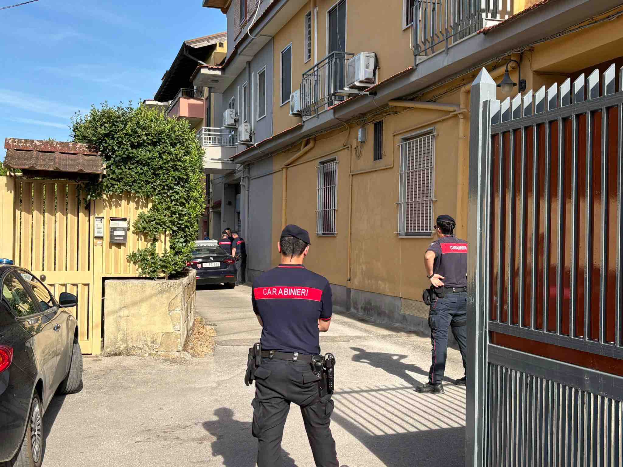 giugliano uomo barricato in casa in via frezza carabinieri sul posto da Teleclubitalia.it giugliano uomo barricato in casa in via frezza carabinieri sul posto
