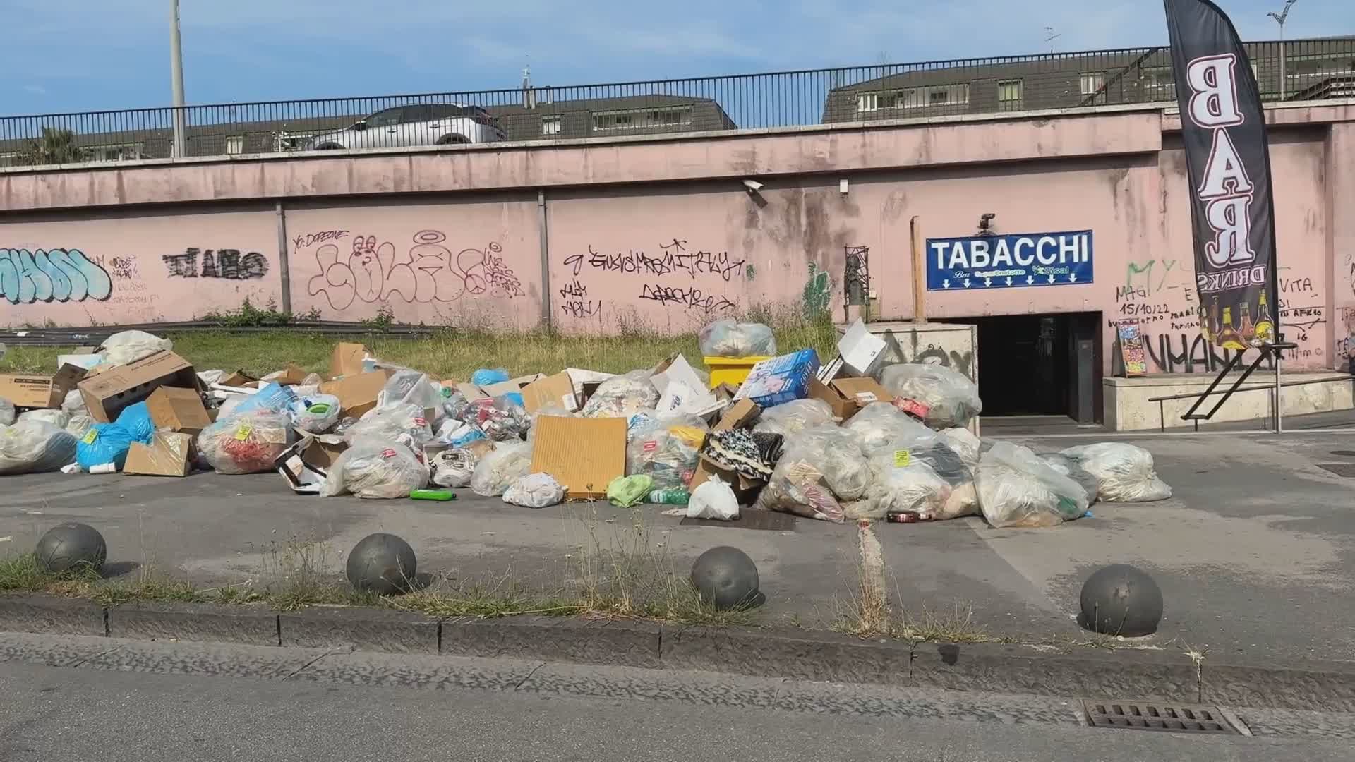 giugliano discarica nella strada della metro urge telecamera in zona da Teleclubitalia.it giugliano discarica nella strada della metro urge telecamera in zona