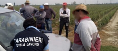 Agro aversano, nei campi come schiavi: braccianti pagati 3 euro l'ora. Arrestati due imprenditori