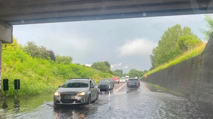 forti allagamenti tra giugliano acerra e marano automobilisti bloccati nelle strade sommerse d8217acqua da Teleclubitalia.it forti allagamenti tra giugliano acerra e marano automobilisti bloccati nelle strade sommerse d8217acqua