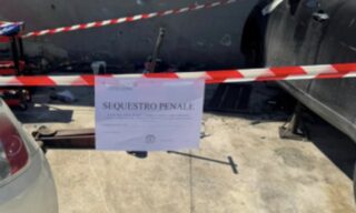 Aversa, scoperta officina abusiva trasformata in discarica: sequestrati area, attrezzature e 12 auto