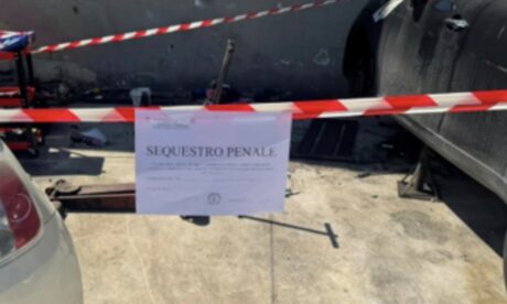 Aversa, scoperta officina abusiva trasformata in discarica: sequestrati area, attrezzature e 12 auto