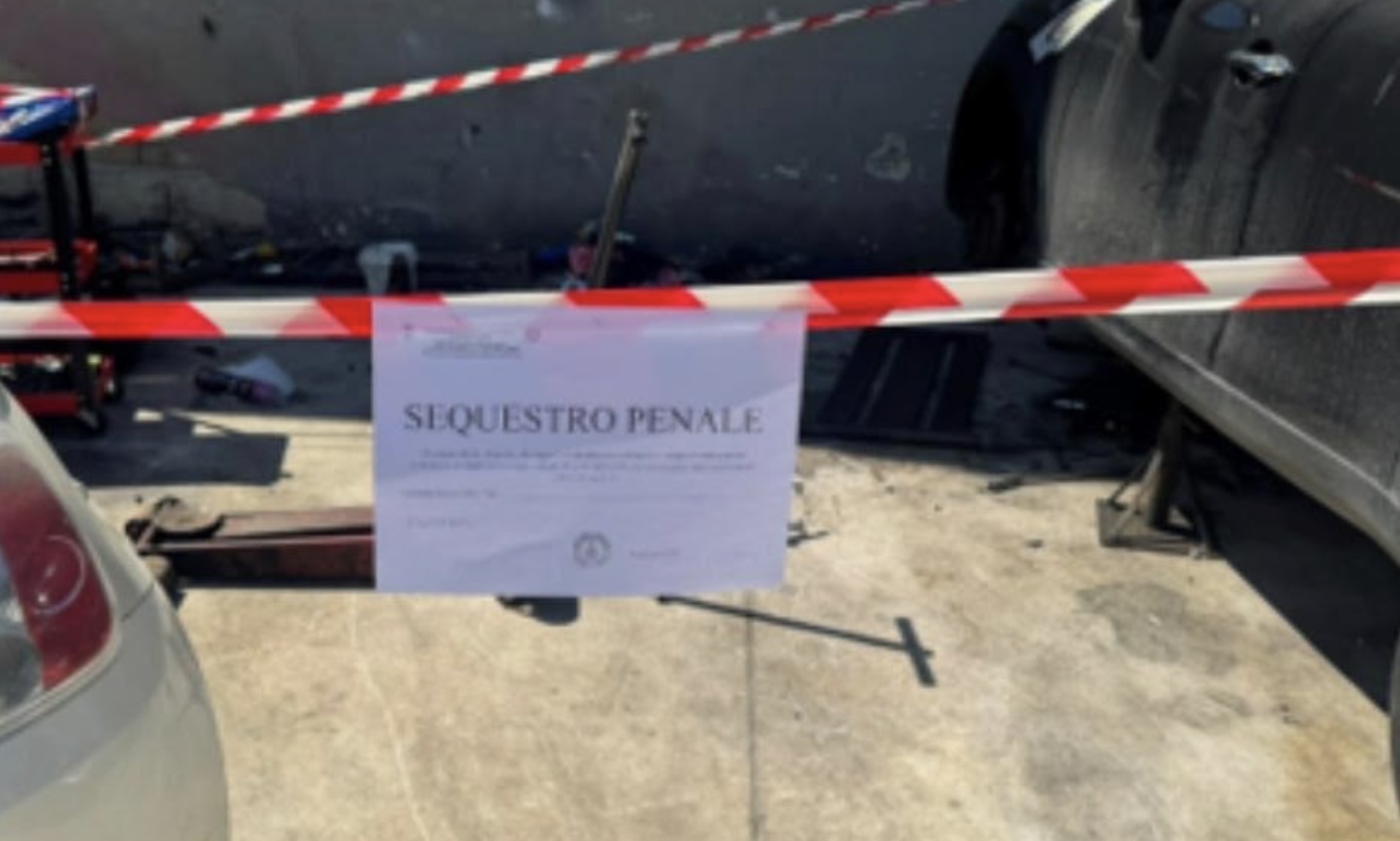 Aversa, scoperta officina abusiva trasformata in discarica: sequestrati area, attrezzature e 12 auto