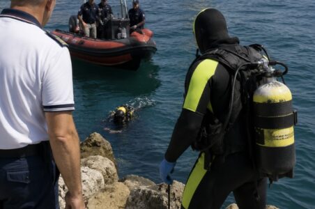 Cadavere in mare sul lungomare di Napoli: recuperato il corpo di un giovane