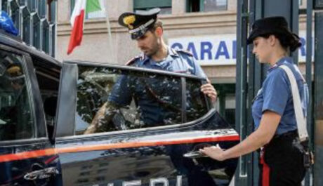 Cardito. Lite per motivi passionali, tenta di investirlo durante la fuga: il rivale spara contro l'auto