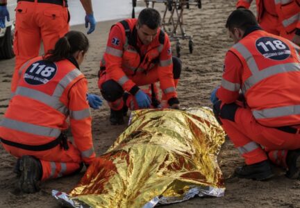 Tragedia a Castel Volturno: donna di 37 anni annega in mare davanti a fidanzato e bagnanti
