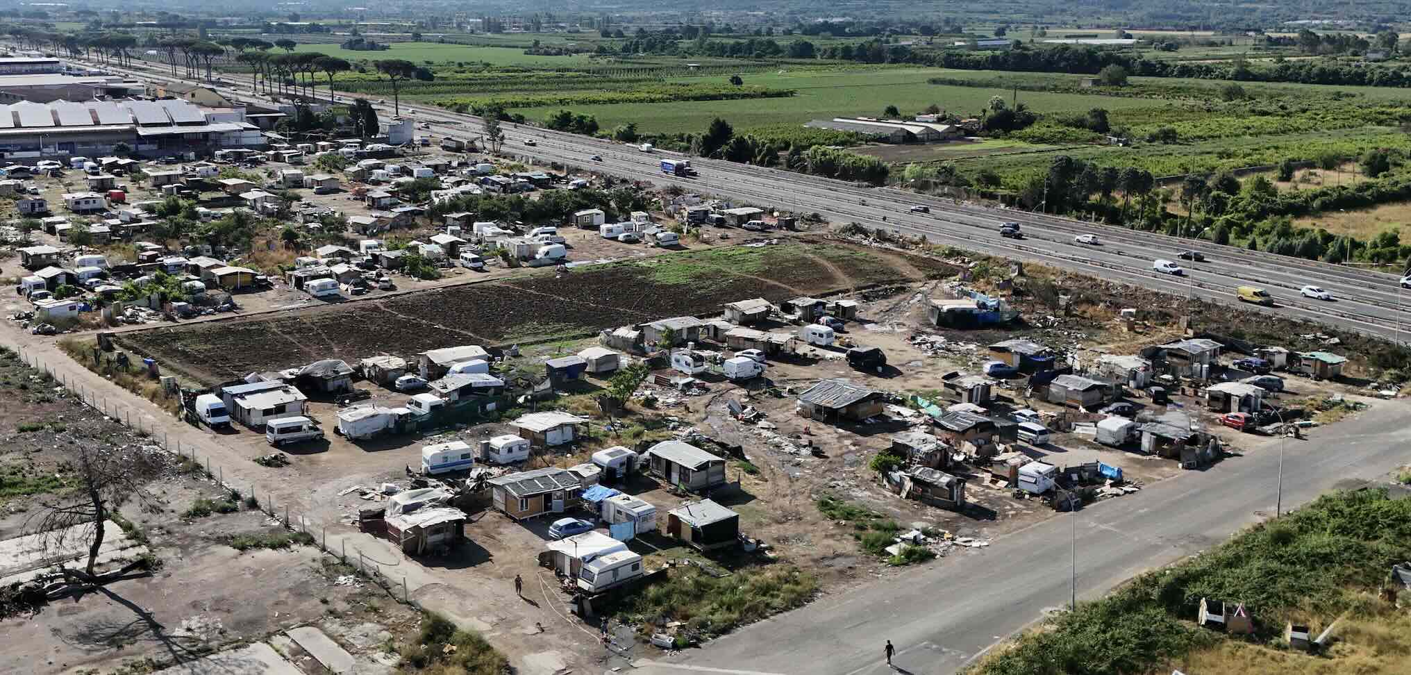 Giugliano, controlli al campo rom di via Carafiello: 32 veicoli sequestrati e 94 persone identificate
