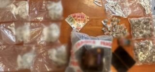 Casoria, tenta la fuga in scooter: 32enne arrestato con due chili di droga, trovate anche munizioni in casa