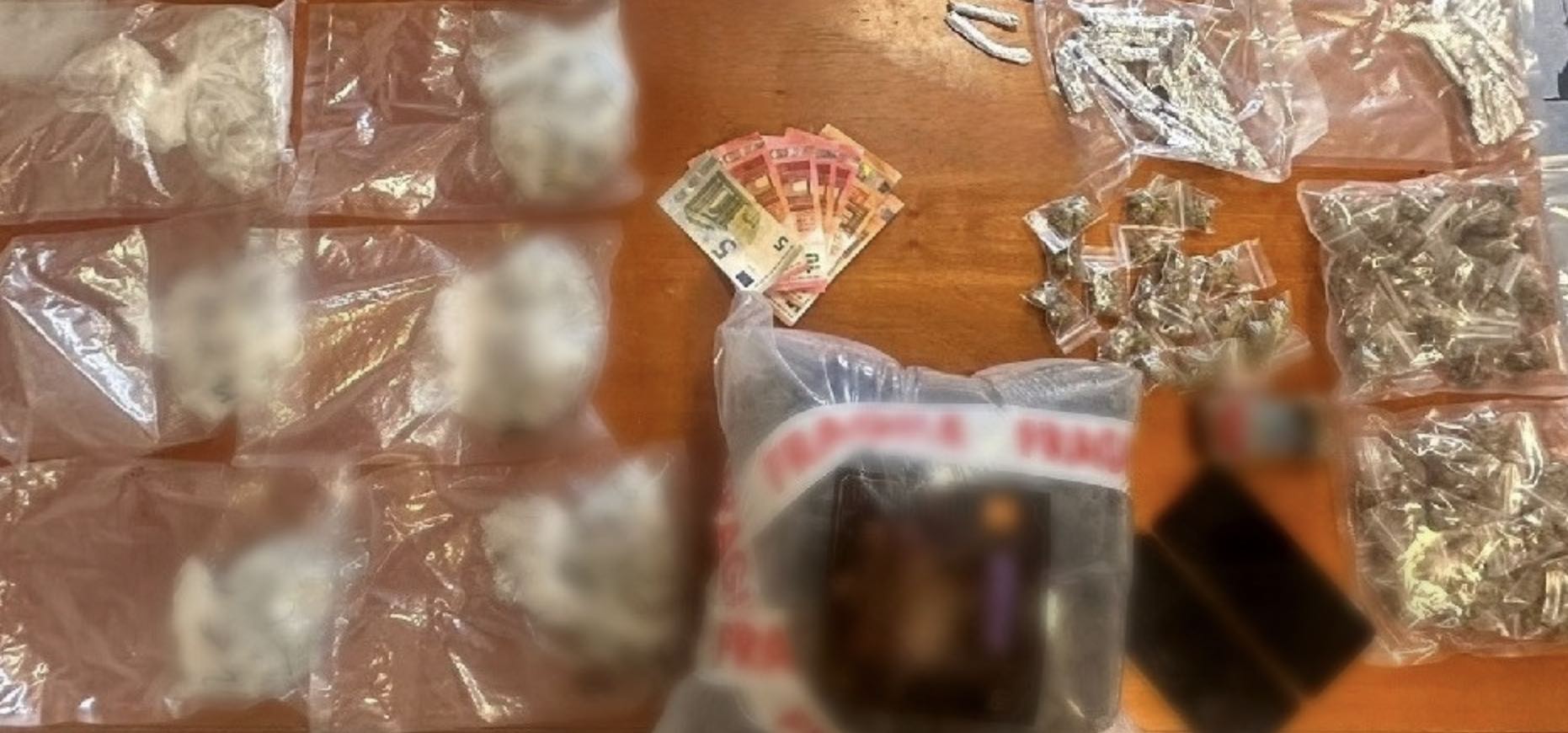 Casoria, tenta la fuga in scooter: 32enne arrestato con due chili di droga, trovate anche munizioni in casa