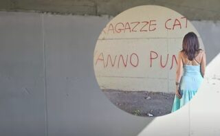 Ercolano, rimossa scritta contro le donne sul ponte dell'autostrada: "Le ragazze cattive vanno punite"