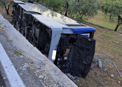 Incidente a Formia, autobus esce di strada e si ribalta: morto un passeggero e due feriti